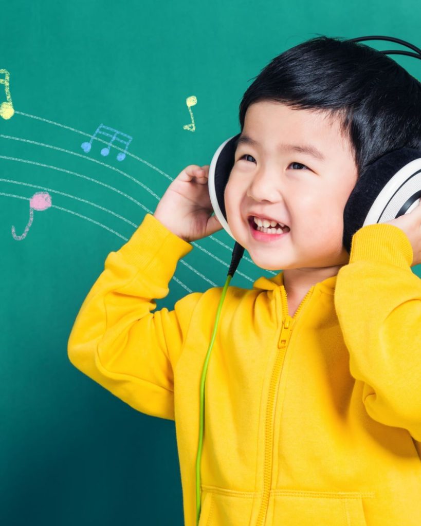 Niño aprendiendo música